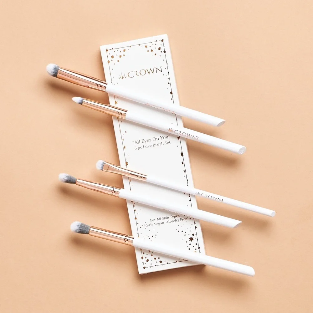 $6 New in box Crown makeup brush set $6 WHEN BUNDLED WITH 3 OR MORE ITEM